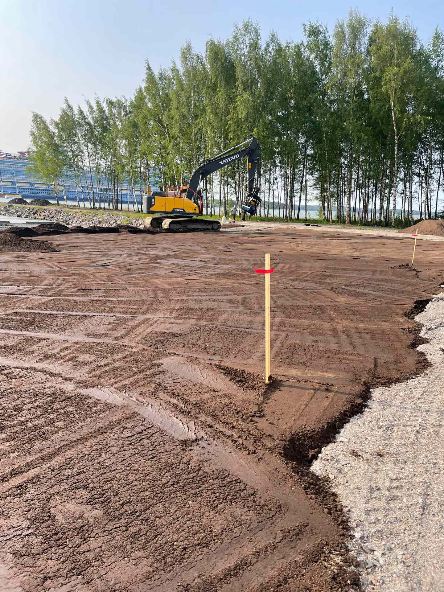 maanrakennus_taustalla_laiva